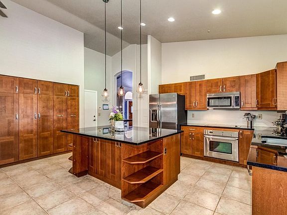 3rd image of 1425 W Iris Dr
