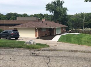 870 N Pemberton Rd, Bloomfield Township, MI 48302