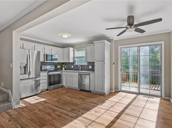 5792 NW Plantation Cir, Lees Summit, MO 64064
