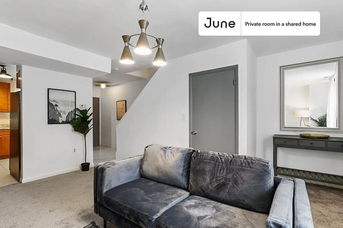 Full bedroom in 5 bed/3 bath home in Logan Circle #417 3D — Photo 4