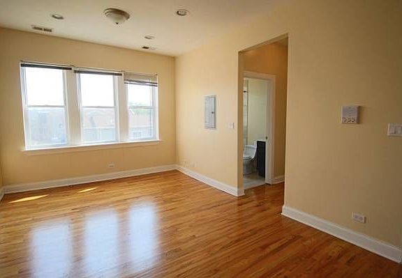 3rd image of 3853 W Ainslie St APT 3