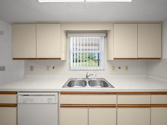 3rd image of 11270 SW 62nd Avenue Rd