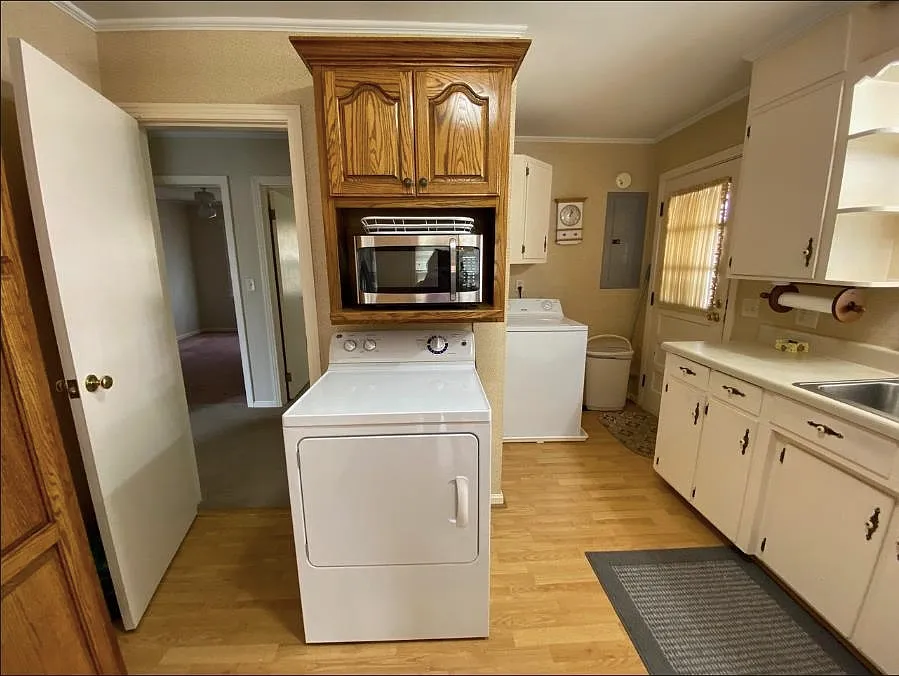 3 bed, 1.0 bath, $1,109 — Photo 3