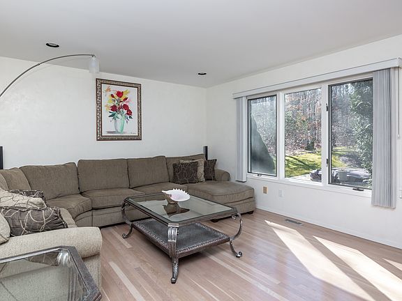 2nd image of 2784 Deerfield Rd