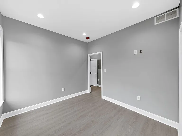 560 Madison Ave — Photo 21
