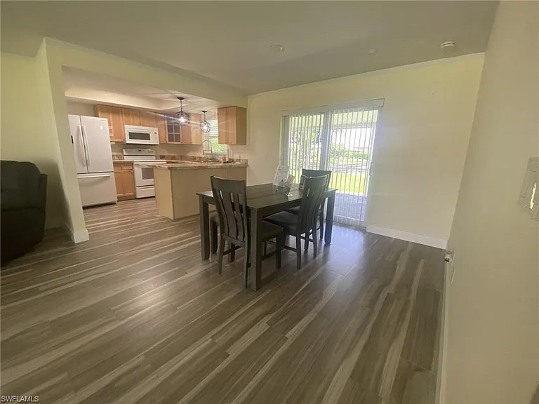 525 SE 11th Ct — Photo 5
