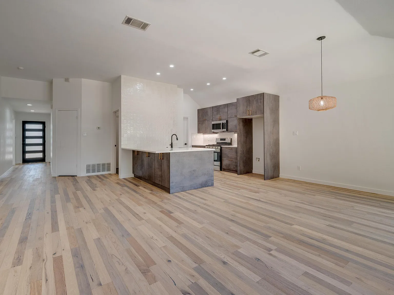 4 bed, 2.0 bath, 1369 sqft, $2,795 — Photo 3