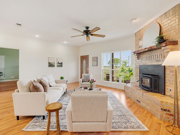 3rd image of 898 Farm Road 1700