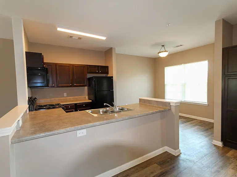 South Oak Apartments — Photo 1