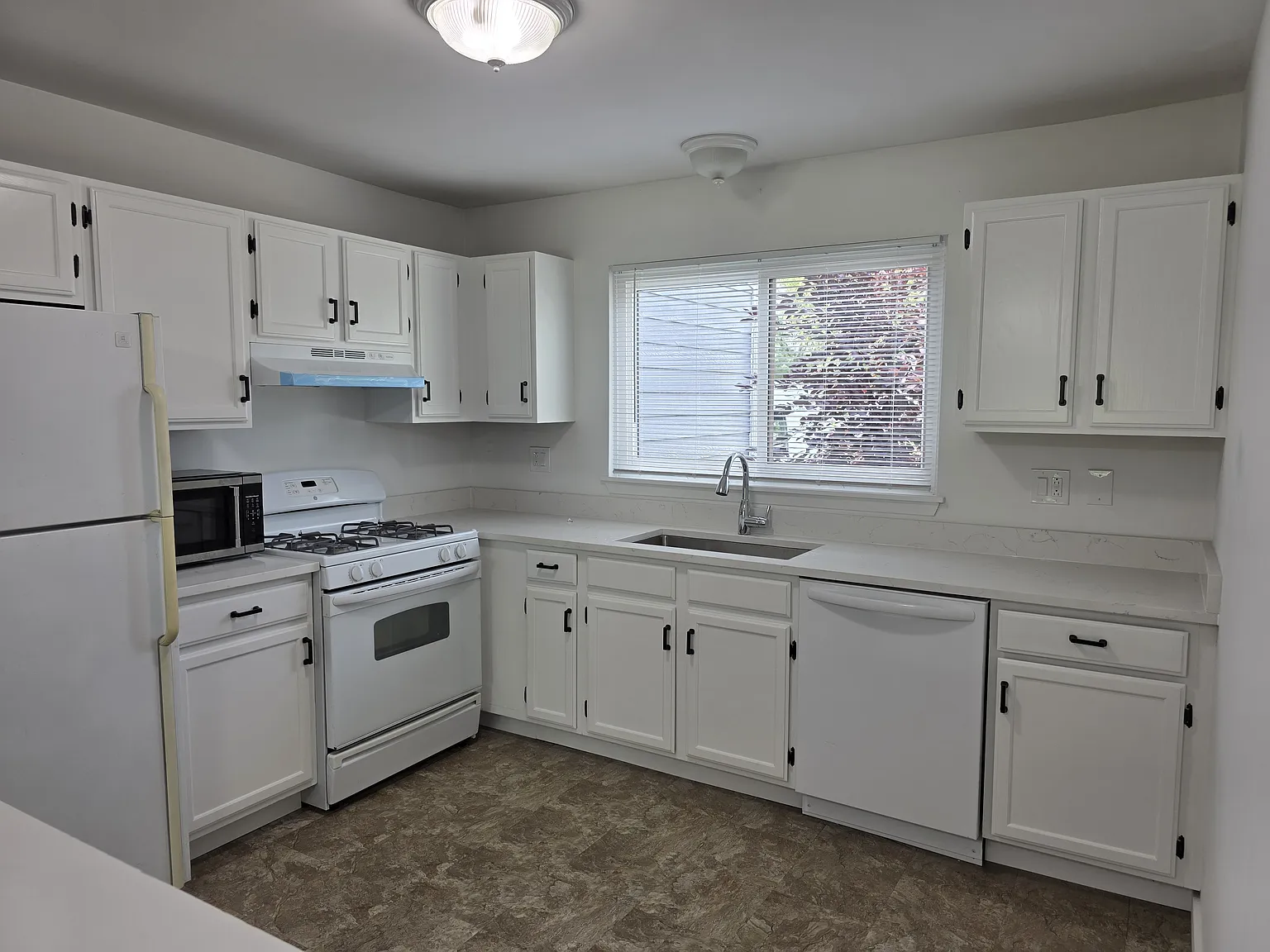 2 bed, 1000 sqft, $2,050 — Photo 3