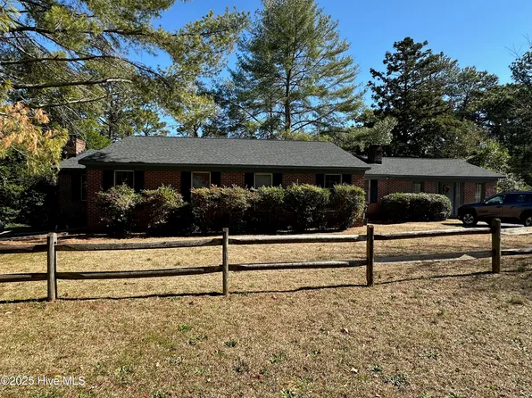 385 E Delaware Avenue, Southern Pines, NC 28387