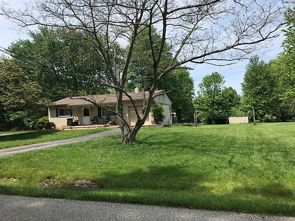 3rd image of 1215 Queenie Ln