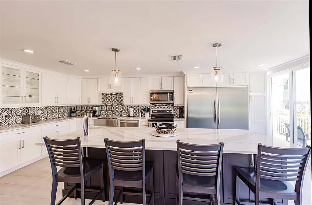 2 bed, 2.0 bath, 1163 sqft, $10,000 — Photo 3