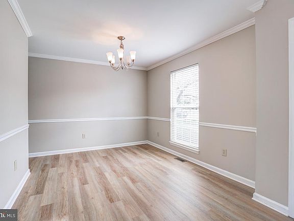 5th image of 19 Emerald Dr