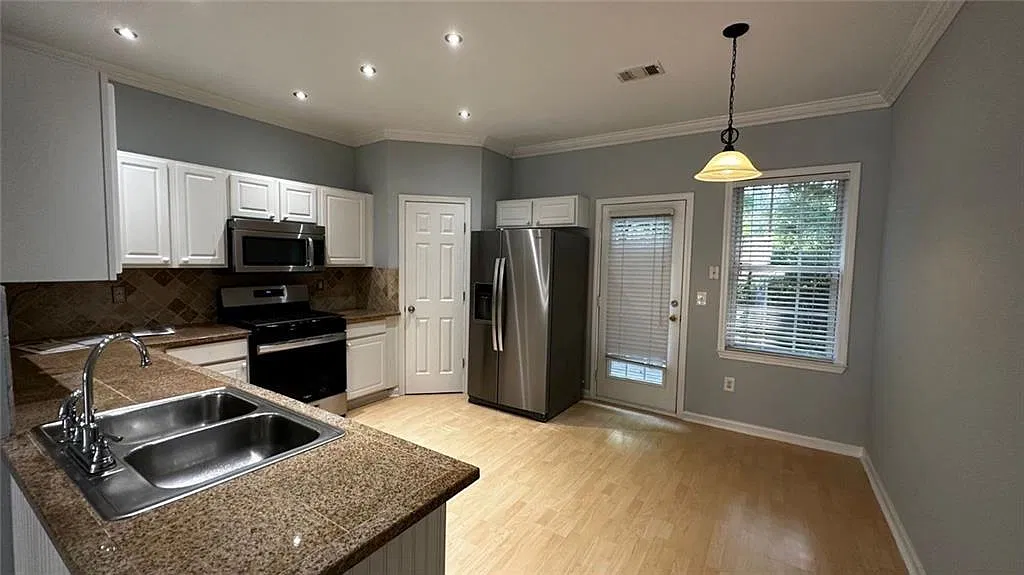 3 bed, 3.5 bath, 1634 sqft, $2,000 — Photo 4