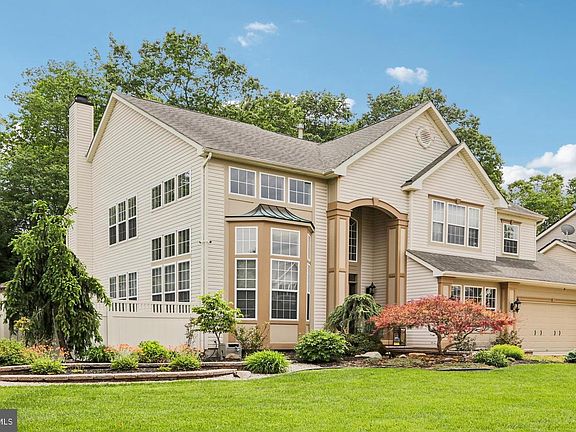 3rd image of 26 Raintree Dr