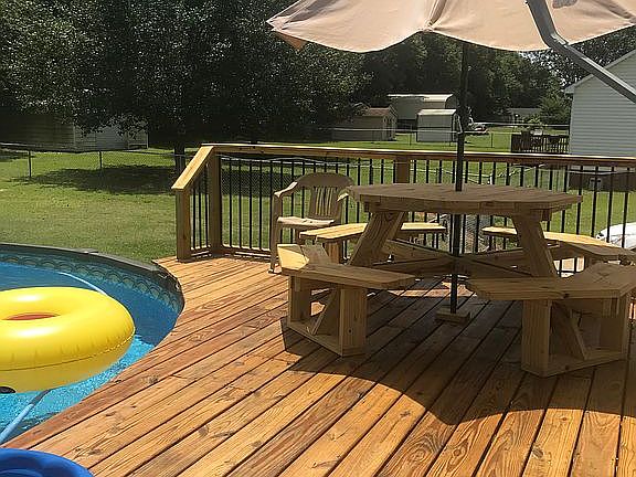 Upper Level Deck & Table