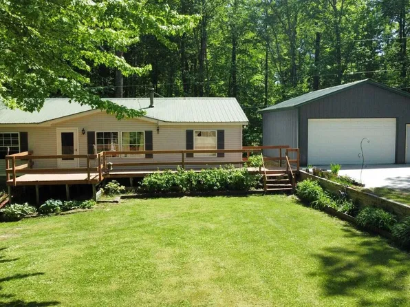 6658 E Sportsman Dr, White Cloud, MI 49349