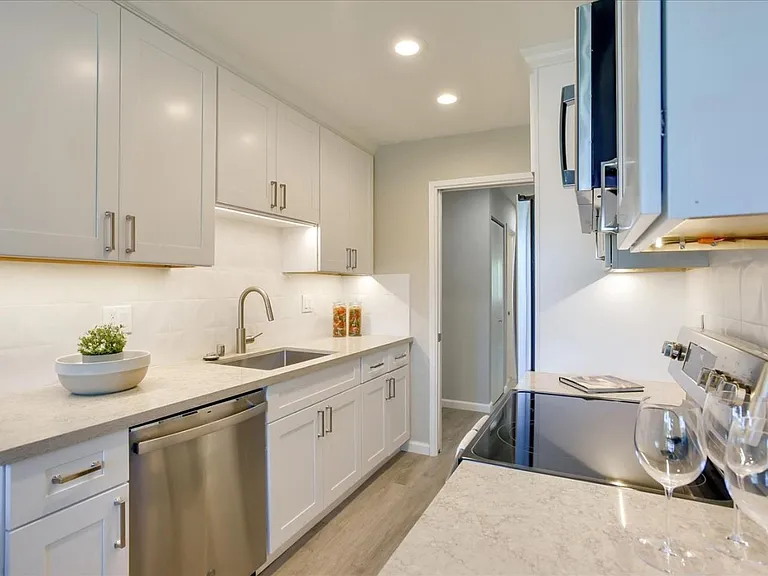 777 San Antonio Rd #12 — Photo 2