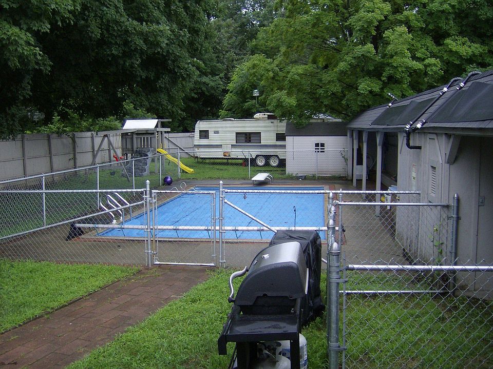 2nd image of 8 Ferry St