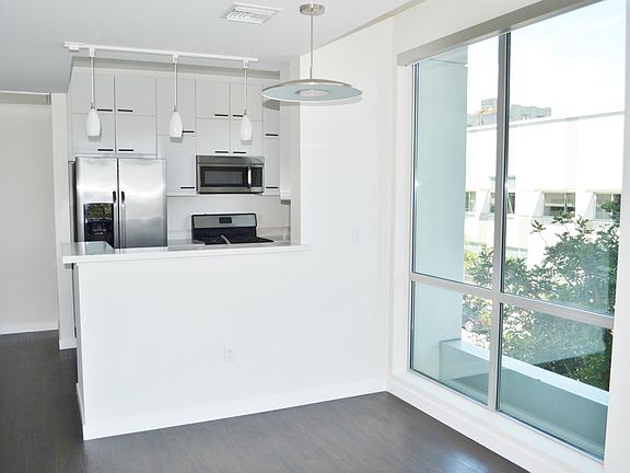 4th image of 525 Santa Monica Blvd #207