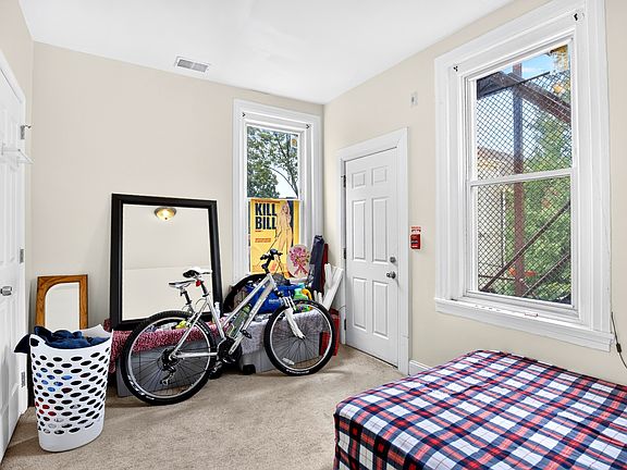 5th image of 922 S 49th St APT 3