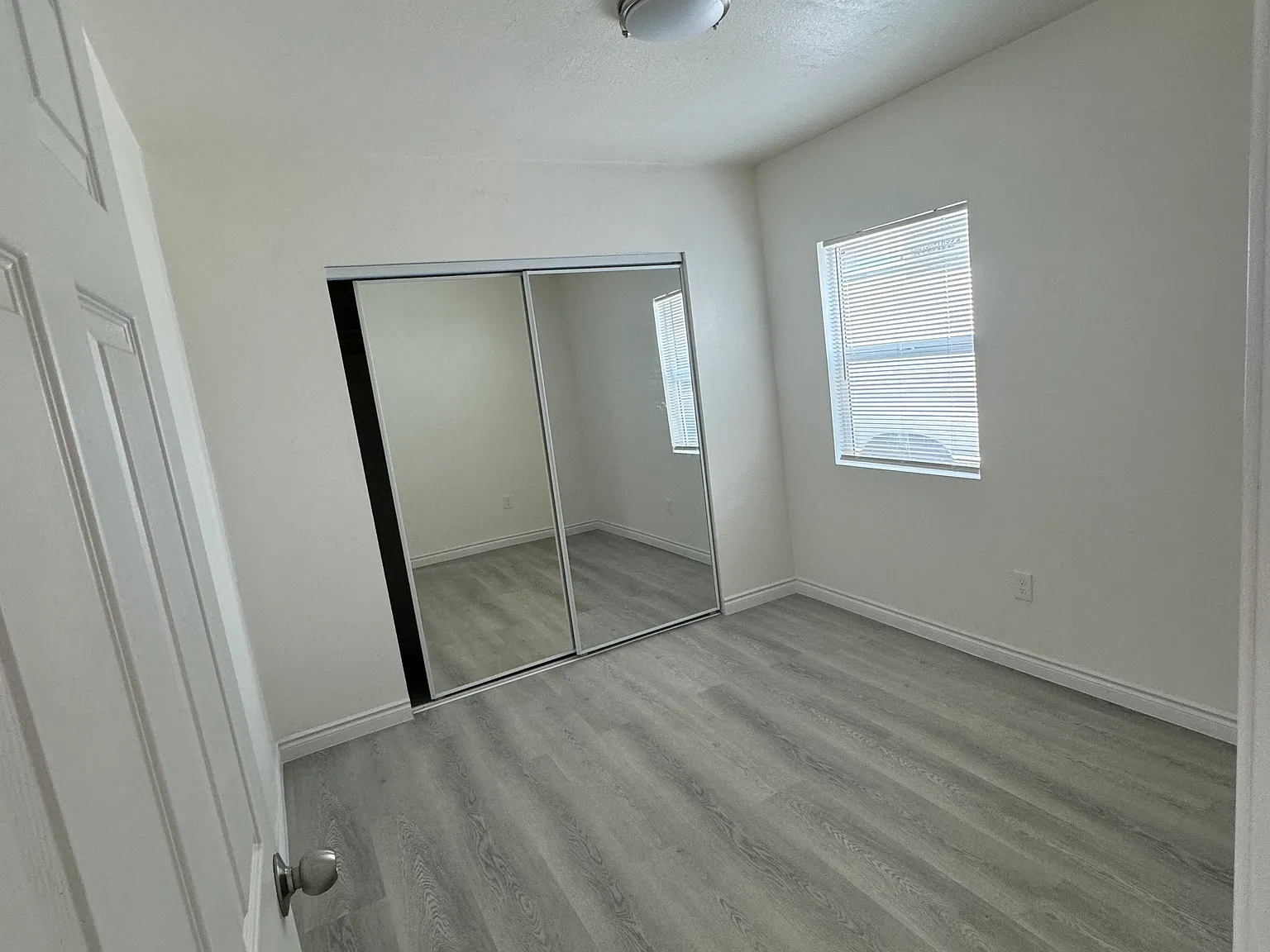 3 bed, 800 sqft, $3,295 — Photo 2