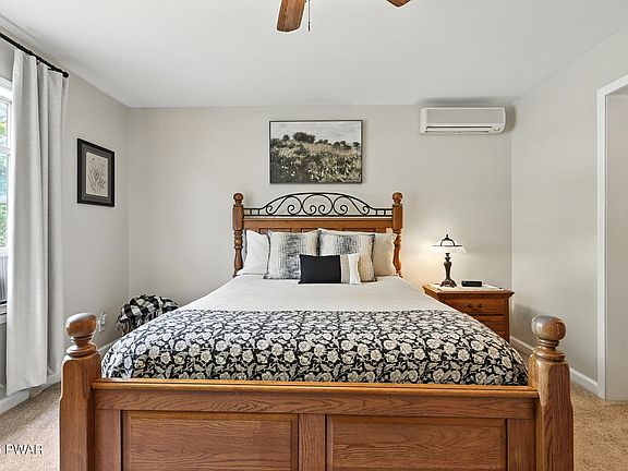 5th image of 142 Laurel Hill Est