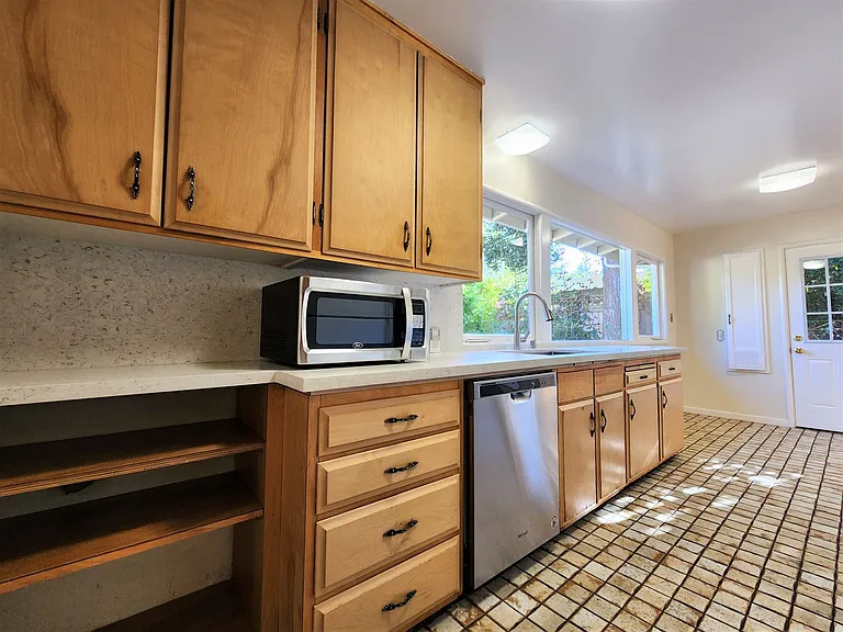 329 Colorado Ave — Photo 5