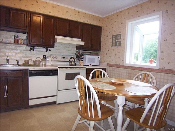 5th image of 394 Yorkshire Dr