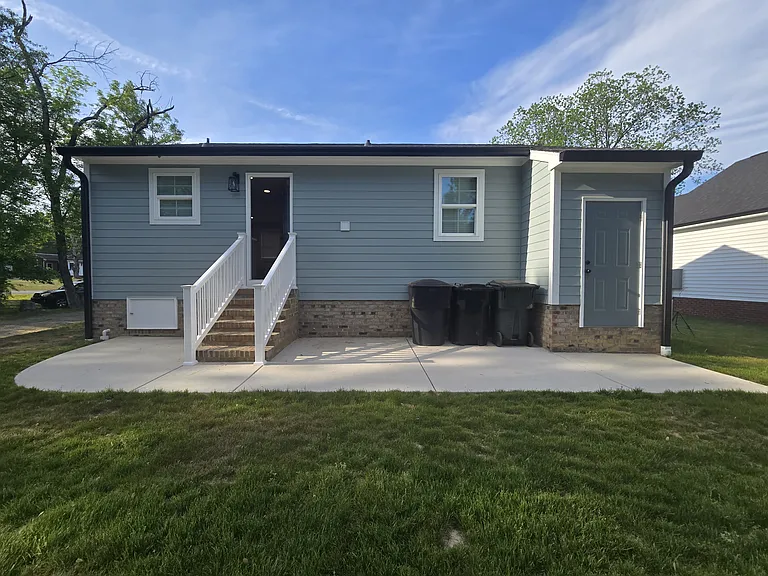 1111 Grace Ave — Photo 2