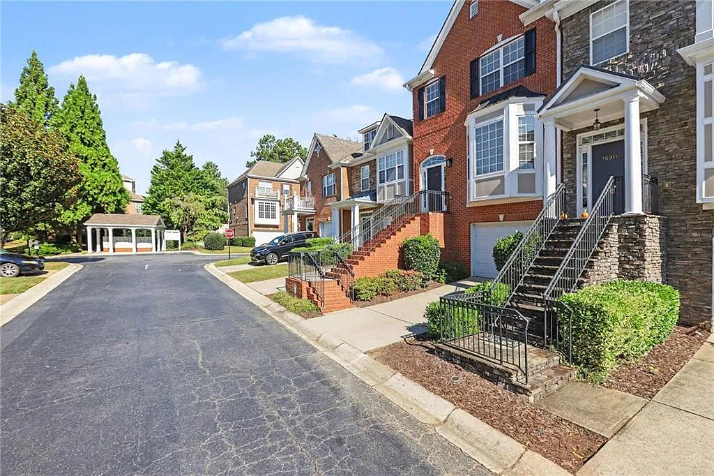 3 bed, 3.5 bath, 1684 sqft, $2,700 — Photo 3