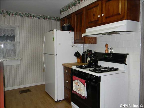 3rd image of 4 Riverview Ave