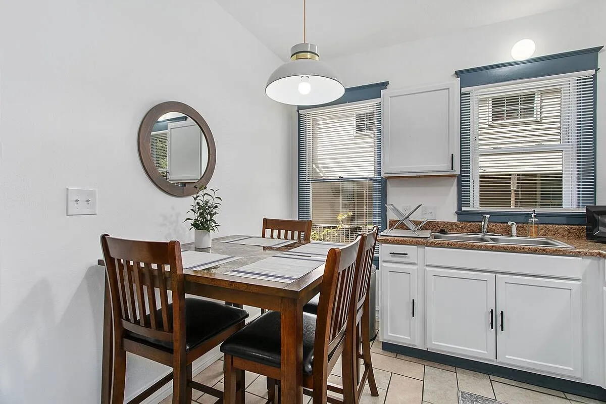 1424 W Walnut Street — Photo 2