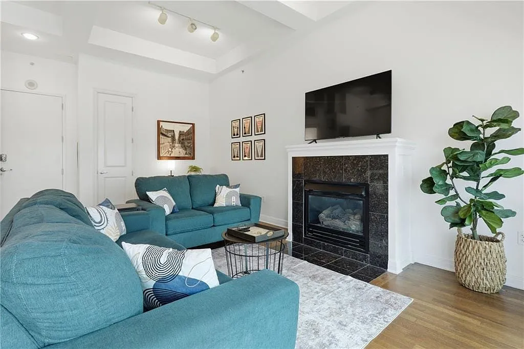1101 Walnut St — Photo 3