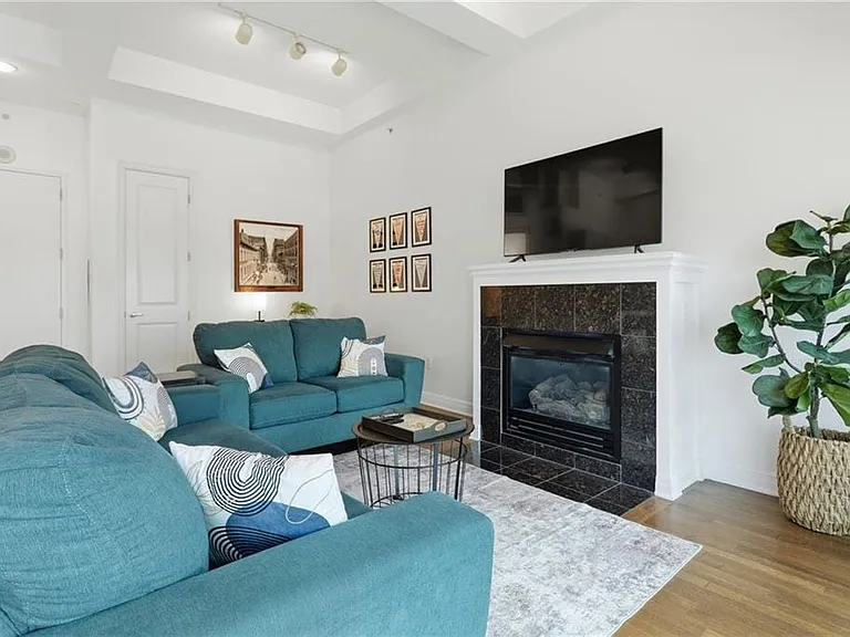 1101 Walnut St — Photo 3