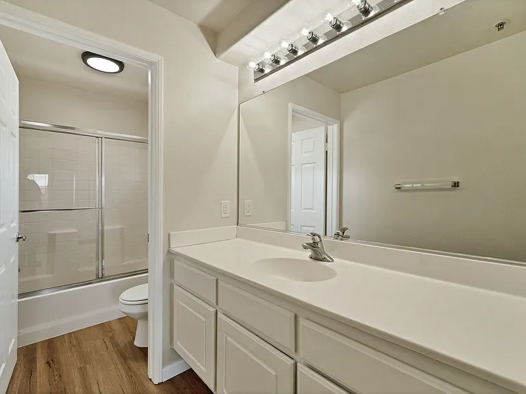Toscana Apartments — Photo 9