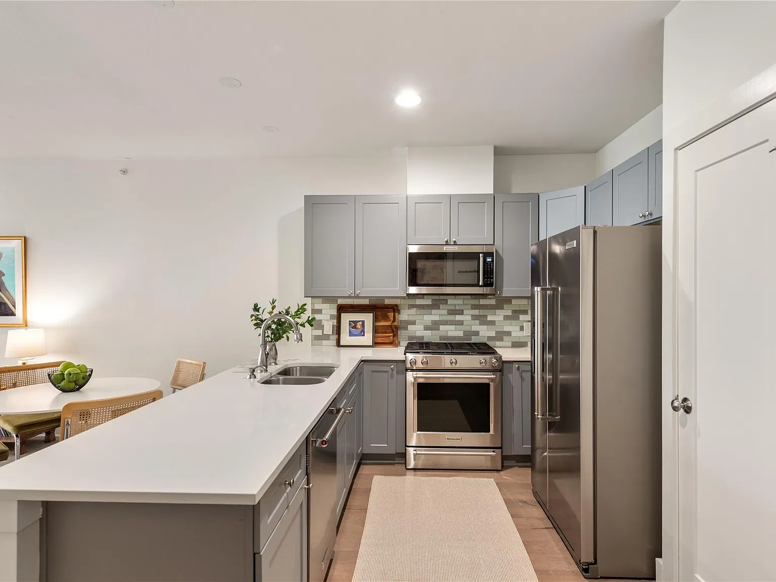 2 bed, 1.0 bath, 923 sqft, $2,600 — Photo 4
