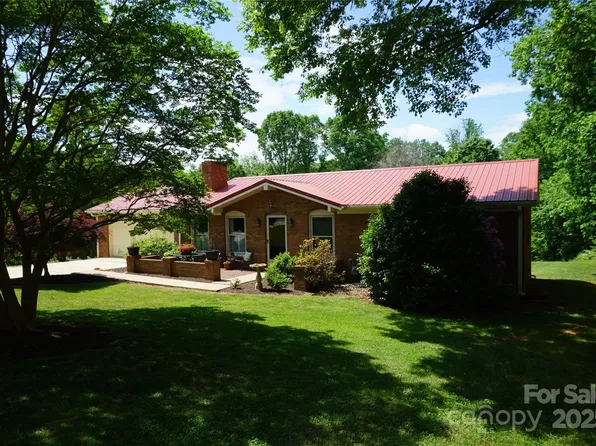 1933 Woodridge Dr, Hickory, NC 28602