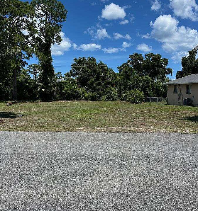 2nd image of 1715 Edgewater Dr