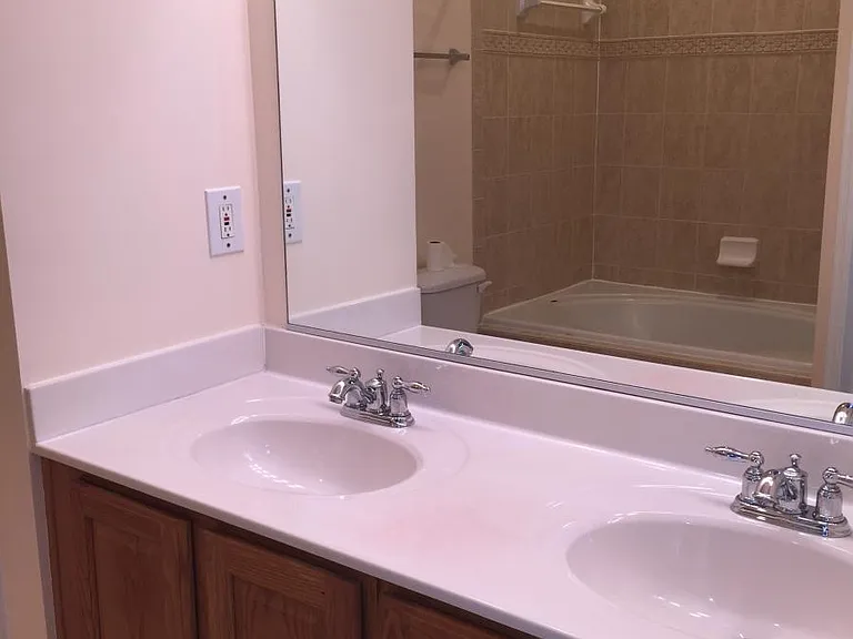 Bathroom with masterbedroom 1