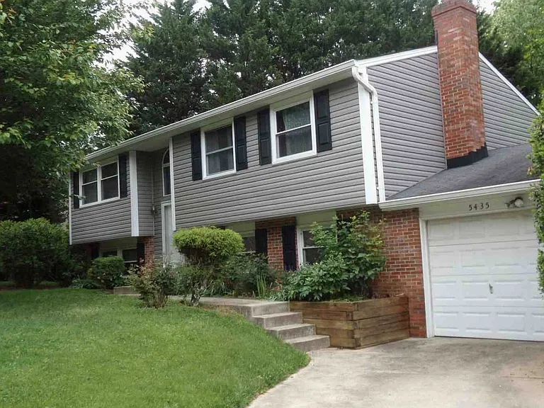 5435 The Bridle Path — Photo 1