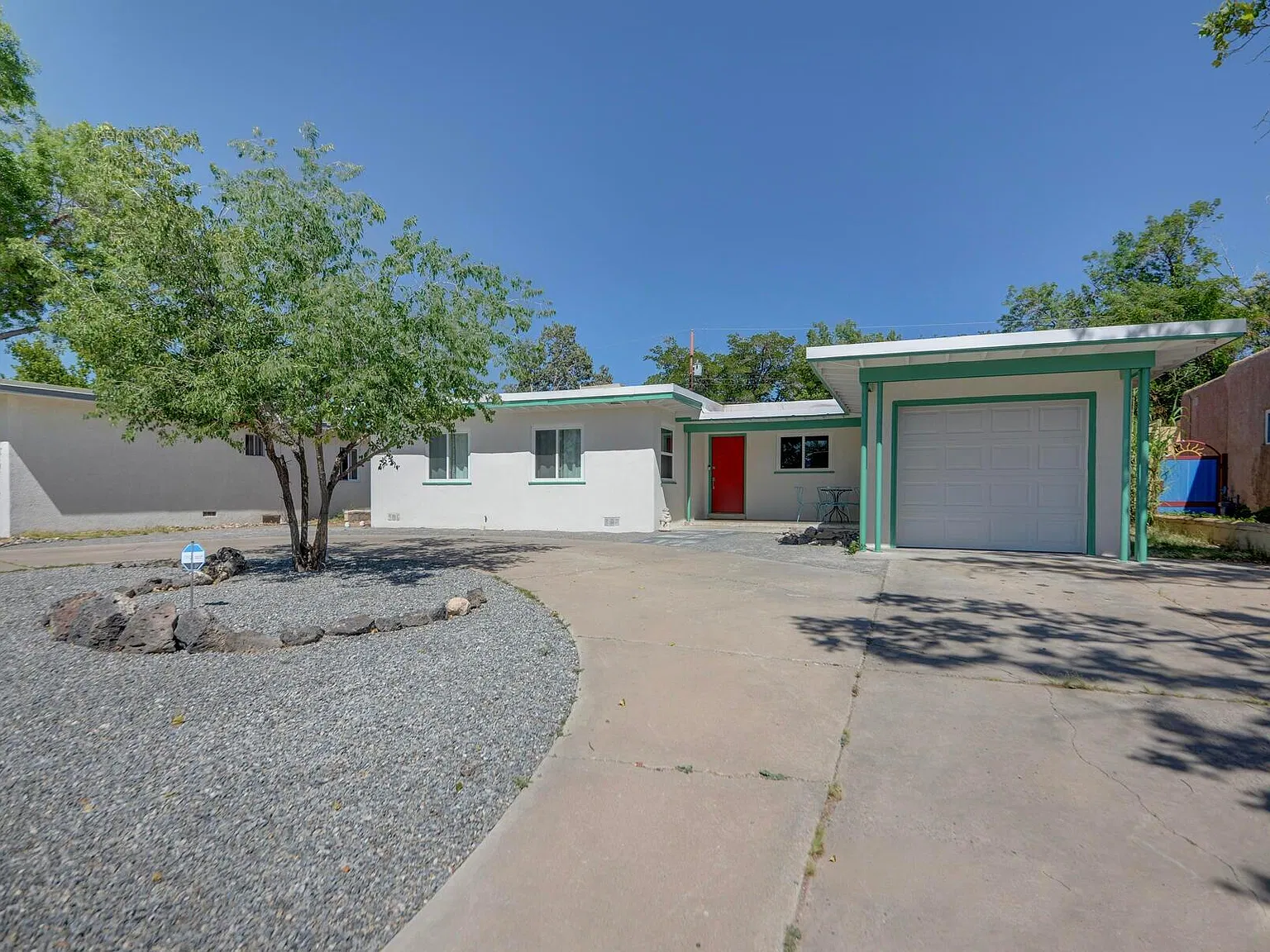 3 bed, 2.0 bath, 1651 sqft, $2,350 — Photo 2