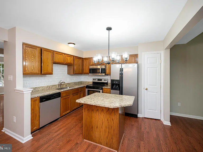 9705 Becker Ct — Photo 6
