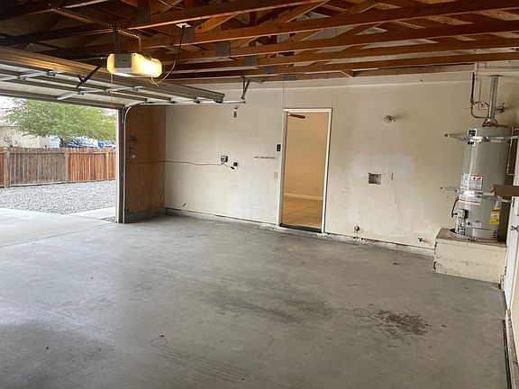 Access from Garage to Kitchen and Dinning area.