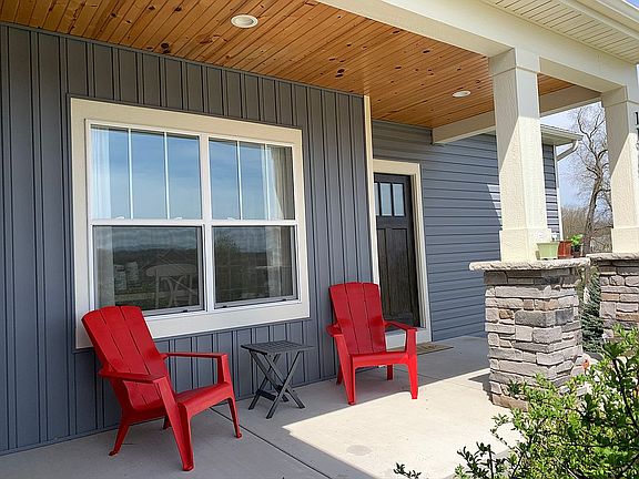Front porch w/plenty of room