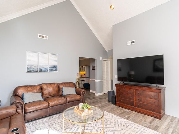 3rd image of 336 Cedar Glen Cir