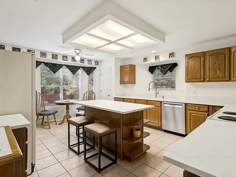 10 Oakwell Farms Pkwy — Photo 9
