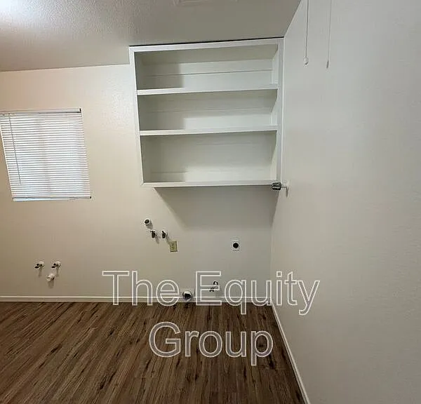 700 E Tulare Ave — Photo 16