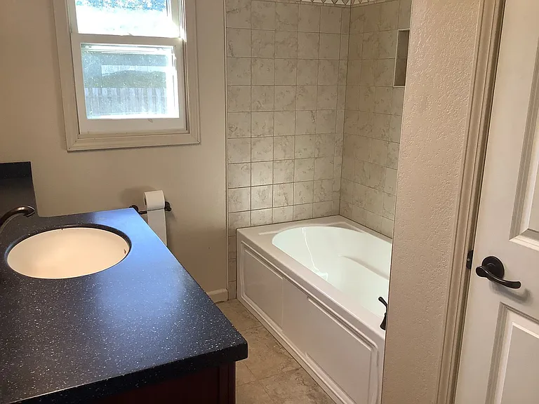 931 Foster Dr — Photo 4
